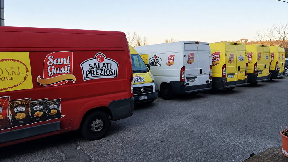 Flotta furgoni Secolo Commerciale — 8 mezzi pronti ogni mattina